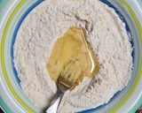 Foto del paso 1 de la receta: Tortas fritas con harina leudante y aceite 🫓