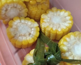 Foto langkah ke 3 dari resep *Jagung Rebus Mentega*.