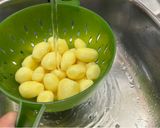 Foto del paso 1 de la receta: Patatas con setas, gulas, gambas y huevos rotos en Airfryer Cosori