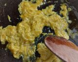 Foto del passaggio 4 della ricetta Riso basmati, piselli, funghi e uova