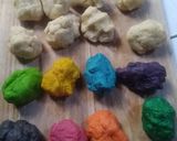 Foto langkah ke 2 dari resep Kue kuping gajah rainbow.