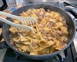 Une image de l'étape 18 de Tagliatelles à la viande séchée, girolles et crème de courgettes.