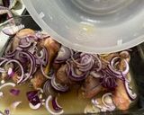 Foto del paso 2 de la receta: Muslos encebollados en salsa de otro