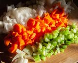 Foto del passaggio 1 della ricetta Ragù vegano ai piselli