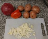Foto del paso 1 de la receta: Tortilla de papas, cebolla y morrón