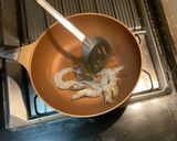 รูปขั้นตอนการทำที่ 3 ของ กุ้งผัดไข่