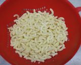 A picture of step 1 of White sauce macaroni.