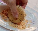 Foto del passaggio 4 della ricetta Biscotti gelato al cacao e granella di nocciole