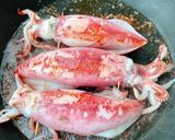 Hình bước làm 2 của món Mực Nhồi Thịt Sốt Cà Chua