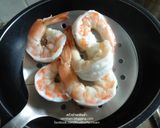 รูปขั้นตอนการทำที่ 2 ของ ยำดอกไม้ไก่สับกุ้งสด