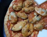 Foto del paso 3 de la receta: Pizza con mejillones, palmitos, jamón