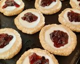 Áfonyalekváros túrós lepényke - édes recept fázis 3 fotója