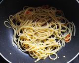 Foto langkah ke 5 dari resep Spaghetti Aglio e-Olio with Shrimp Ball Sauce.