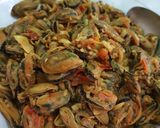 Foto langkah ke 5 dari resep Tumis Kerang Pedas.