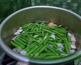 Foto langkah ke 2 dari resep Sayur Bening Kacang Panjang.