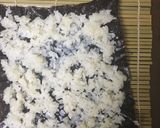 Hình bước làm 2 của món Cơm nếp cuộn rong biển