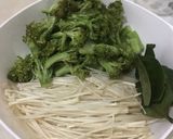 Foto langkah ke 1 dari resep Sup Brokoli Jamur Enoki.