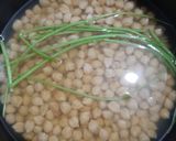 Foto del paso 1 de la receta: Sopa de garbanzo sazonada con tallos de cilantro