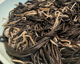 Foto del paso 4 de la receta: Spaghetti al nero di sepia con gambitas y gulas