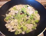 Hagymás, csípős paprikás, kakukkfüves, gombás omlett recept fázis 4 fotója