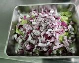Une image de l'étape 7 de Salade de concombre mariné à la crème, persil et oignon rouge.