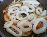 Foto del paso 2 de la receta Anillas de calamar encebolladas 🦑