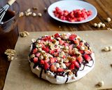 Foto del paso 17 de la receta Pavlova con ganache de chocolate negro, frutos secos y fresas