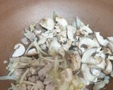 Foto langkah ke 2 dari resep Creamy Mushroom Chicken Spaghetti.