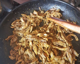 Foto del paso 3 de la receta: Ripiadito de pollo con sazones en polvo