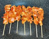 Foto langkah ke 2 dari resep Sate ayam bumbu merah.