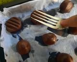 Foto langkah ke 4 dari resep Cookies coklat simpel (tanpa mixer, tanpa cetakan).