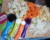 Foto langkah ke 1 dari resep Tumis wortel, kembang kol dan sosis.