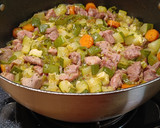 Foto del paso 5 de la receta: Estofado de pavo con calabacín y verduras a la cerveza