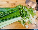 Hình bước làm 3 của món Cháo má đùi gà hành boa rô