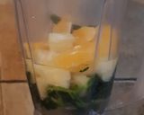 Foto del paso 2 de la receta: Batido de espinaca, ananá, apio y naranja