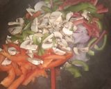 वाइट सॉस चीज़ एंड स्पाइसी पास्ता (White sauce cheese and spicy pasta recipe in Hindi) रेसिपी चरण 2 फोटो