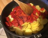 Une image de l'étape 4 de Pommes de terre et poivrons rouges aux herbes aromatiques.