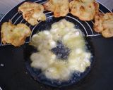 A picture of step 4 of Honey Fried Bananas ala Bu Nanik.