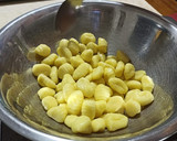 Foto del paso 1 de la receta: Gnocchi rostizados con espárragos y puerro