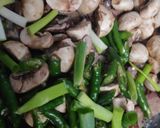 Foto langkah ke 3 dari resep Tumis Se'i Sapi Jamur Cabe Ijo.
