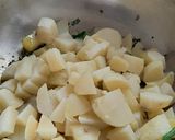 उकडलेल्या बटाट्याची  किंवा सोल्या बटाट्याची भाजी (ukadlelya batatchyachi bhaji recipe in marathi) रेसिपी स्टेप 4 फोटो 