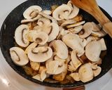Foto del paso 4 de la receta: Salteado de pavo con champiñones al pimentón