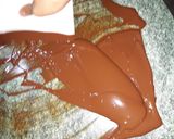 Foto del paso 4 de la receta: Temperado de chocolate con relleno de ate de guayaba