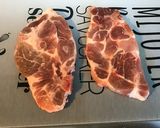 Une image de l'étape 1 de Côtes de porc marinées ail persil à la plancha.