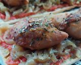 Foto del paso 19 de la receta: Coca de vidre de calamarcitos rellenos de pollo asado y cebolla caramelizada