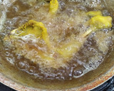 Foto langkah ke 5 dari resep Ayam Goreng Bumbu Kuning.
