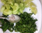 A picture of step 1 of Green detox juice.