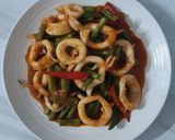 รูปขั้นตอนการทำที่ 2 ของ "ปลาหมึกผัดพริกแกง" Stir Fried Squids with Red Curry Paste🌶🦑🌿