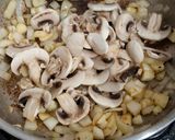 Foto langkah ke 3 dari resep Creamy Chicken Mushroom sauce.