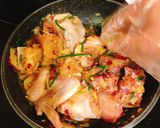 รูปขั้นตอนการทำที่ 2 ของ ไก่คั่วหม้อปลาร้านัว style by barbie👩🏼‍🍳